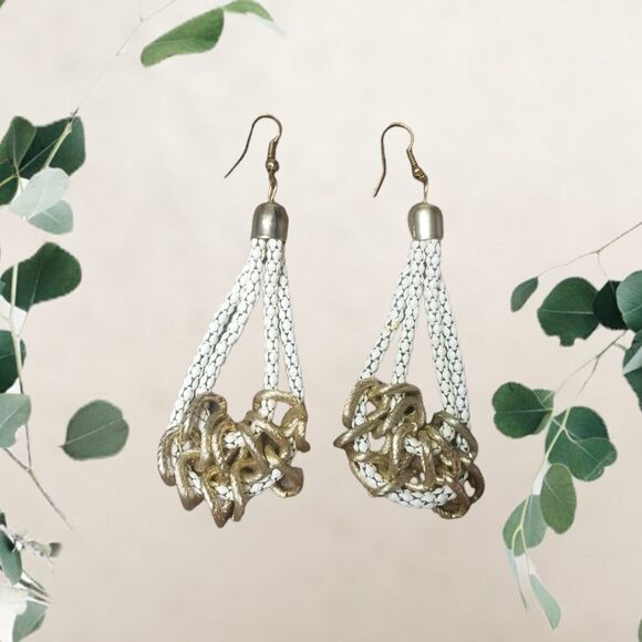 Boutique twisted loop earrings - Picture 3 of 3